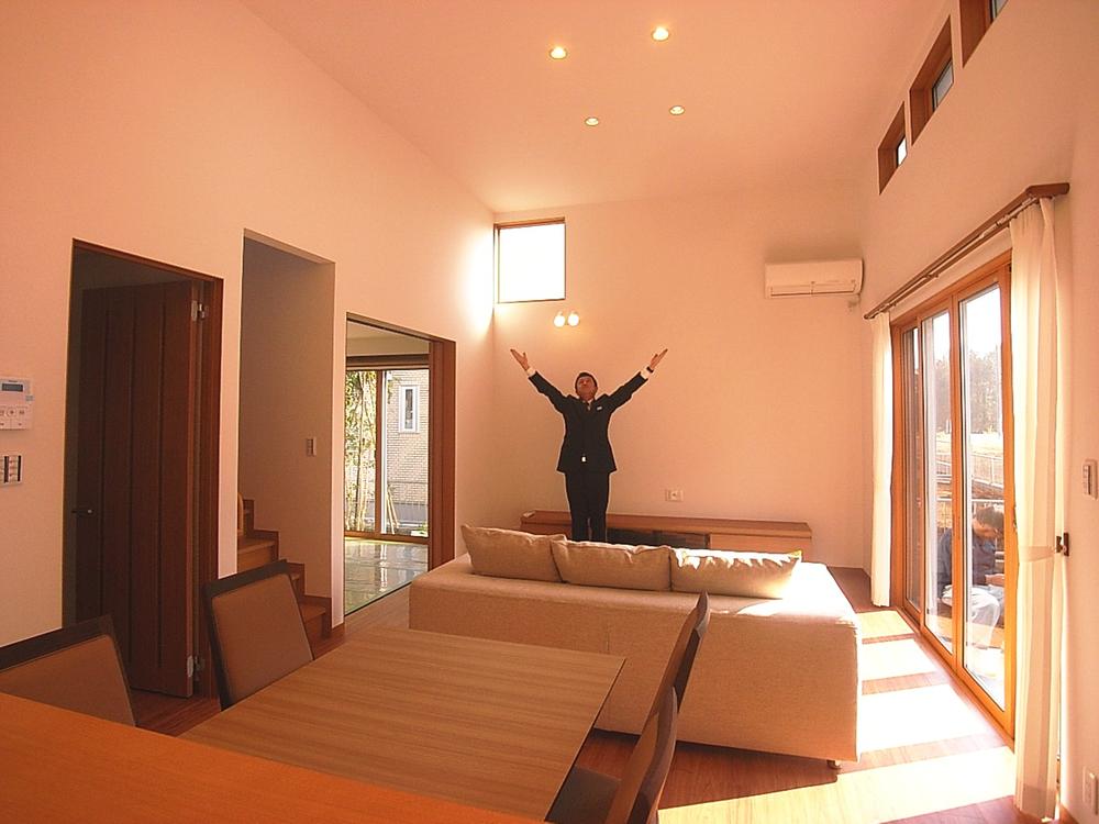Living.  [A-50: Living] Ceiling even if the adult is carefree with sufficient height. It has become a more widely open space. Indoor (11 May 2013) Shooting