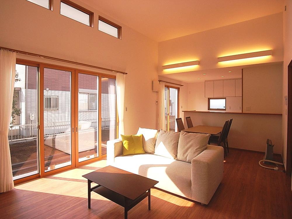 Living.  [A-50: Living] And the ceiling height is 3.5m, Living room, which is quite high design. Since there is also a skylight is full of brightness and openness. Indoor (11 May 2013) Shooting