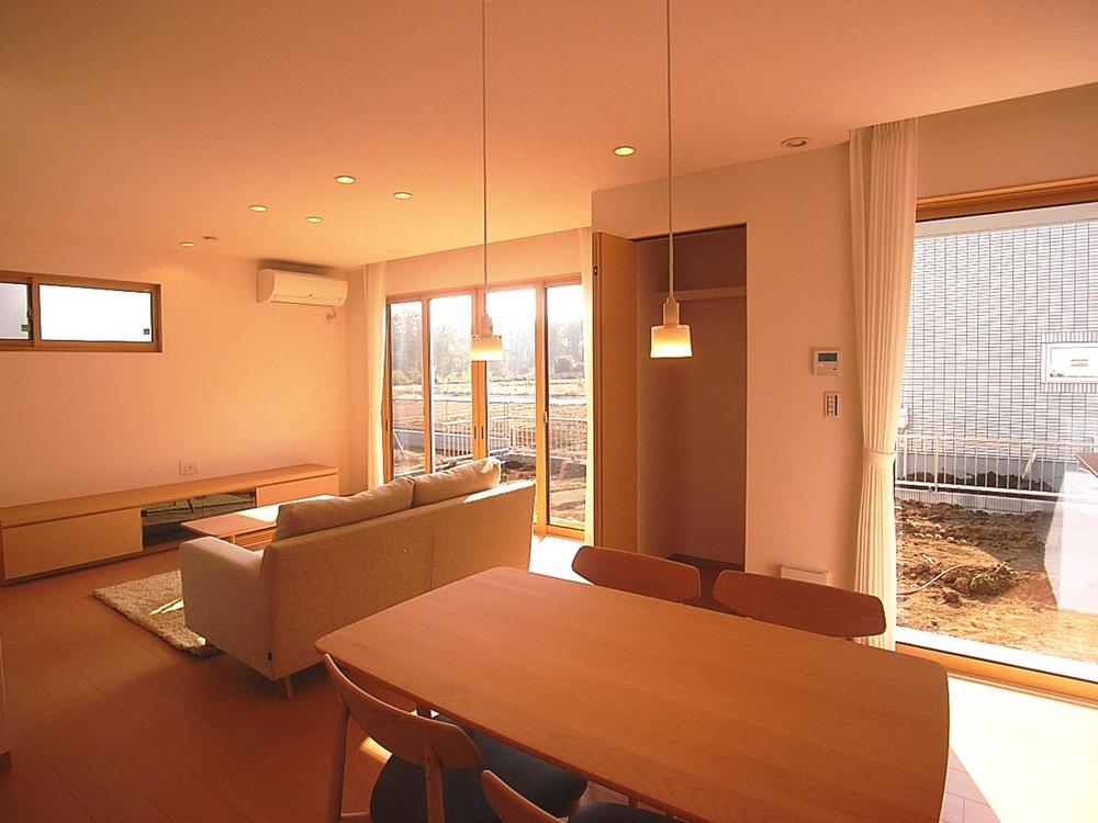 Living.  [A-51: Living] Watch TV in the living room Papa, Children to the dining table homework, Mom to the dishes while enjoying such a situation. Space is you have to cherish the whole family ties. Indoor (11 May 2013) Shooting