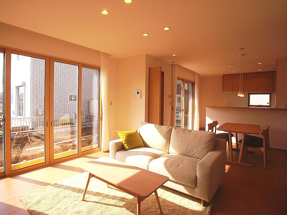 Living.  [A-51: Living] Good south-facing living room bright per yang of 19 tatami mats size. Crime prevention surface is also safe because it also comes with electric shutter. Indoor (11 May 2013) Shooting