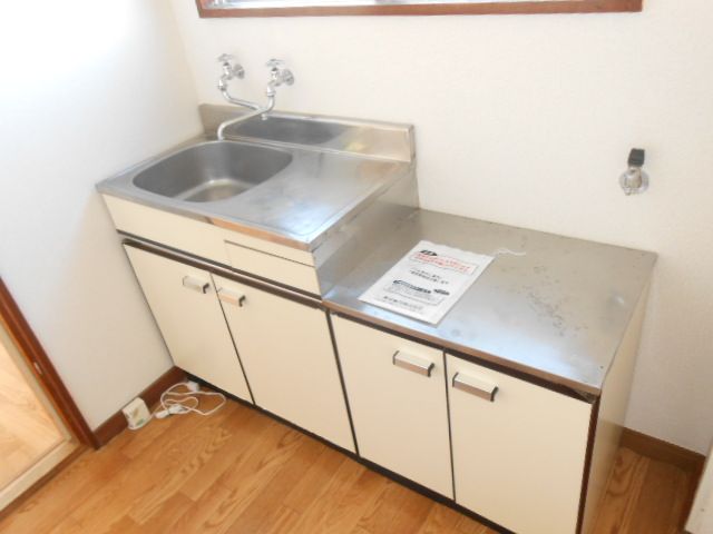 Kitchen. Bright and there is a window kitchen, Dishes also be fun going