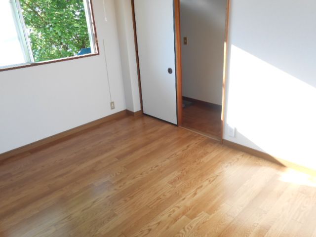 Other room space. It is bright rooms have daylight surface is two-sided.