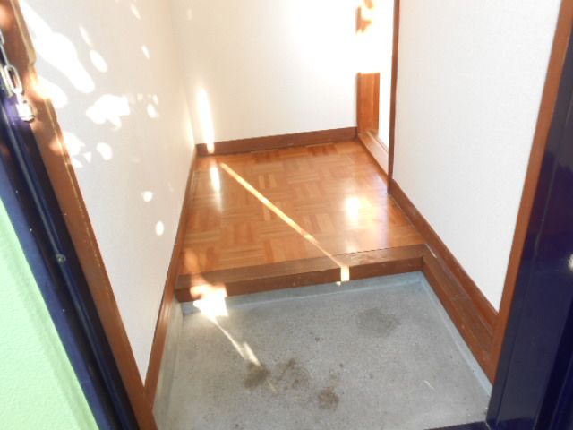 Entrance. Also recommended not see immediately the room from the front door