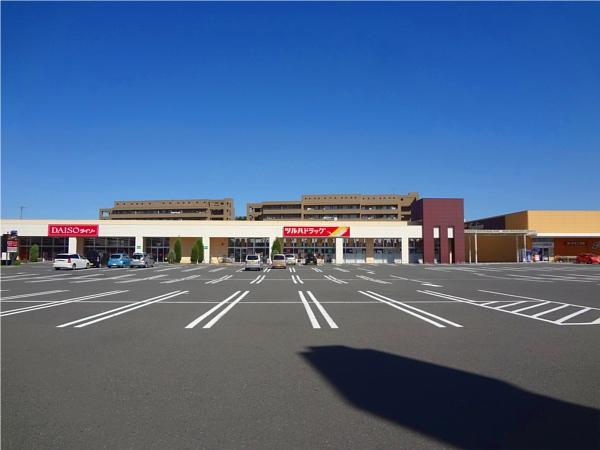 Drug store. Tsuruha 800m to drag