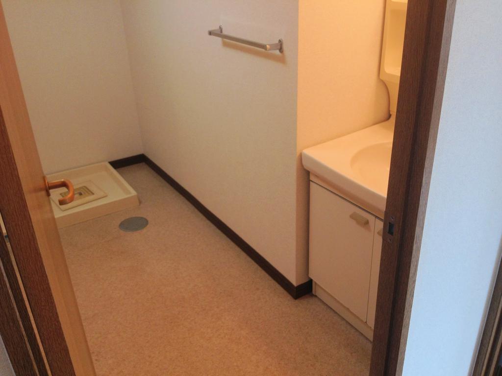 Washroom. Independent undressing ・ Basin space