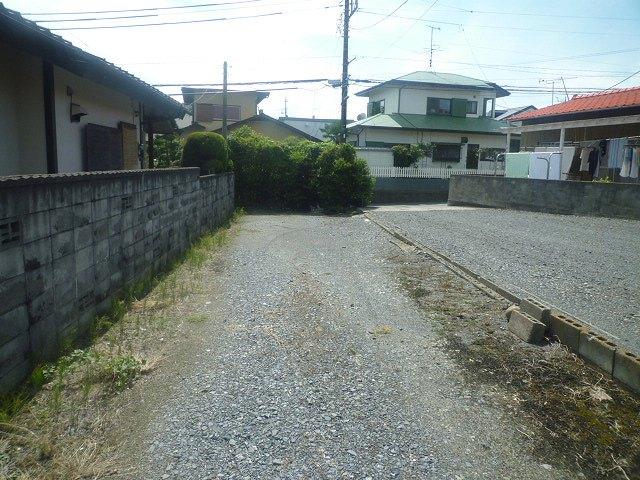 Local photos, including front road. Local (12 May 2012) shooting