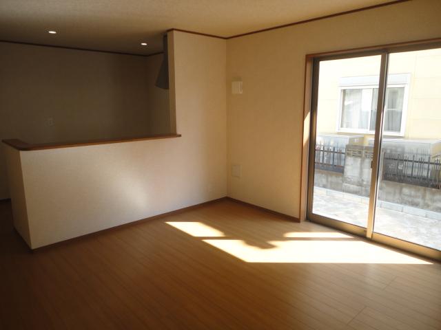 Living.  ◆ Bright living plugging the sun. 