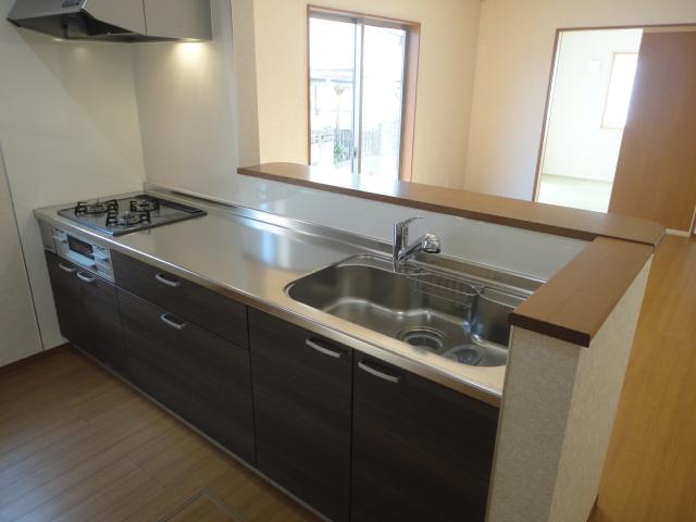 Kitchen.  ◆ Open-minded counter kitchen. 