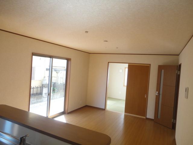 Living.  ◆ Has become an open atmosphere in the absence of pillars counter kitchen. 