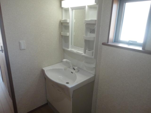 Wash basin, toilet.  ◆ Washbasin and easy to use wide bowl. 