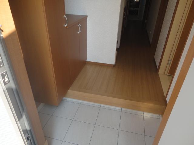 Entrance.  ◆ Shoes cloak also plenty of wide entrance. 