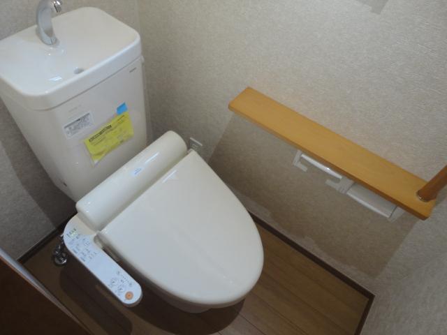 Toilet.  ◆ Toilet with a state-of-the-art bidet. 