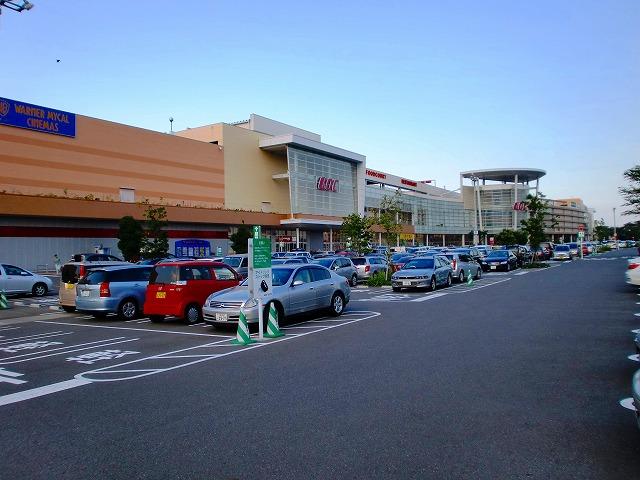 Shopping centre. 1800m to ion Town