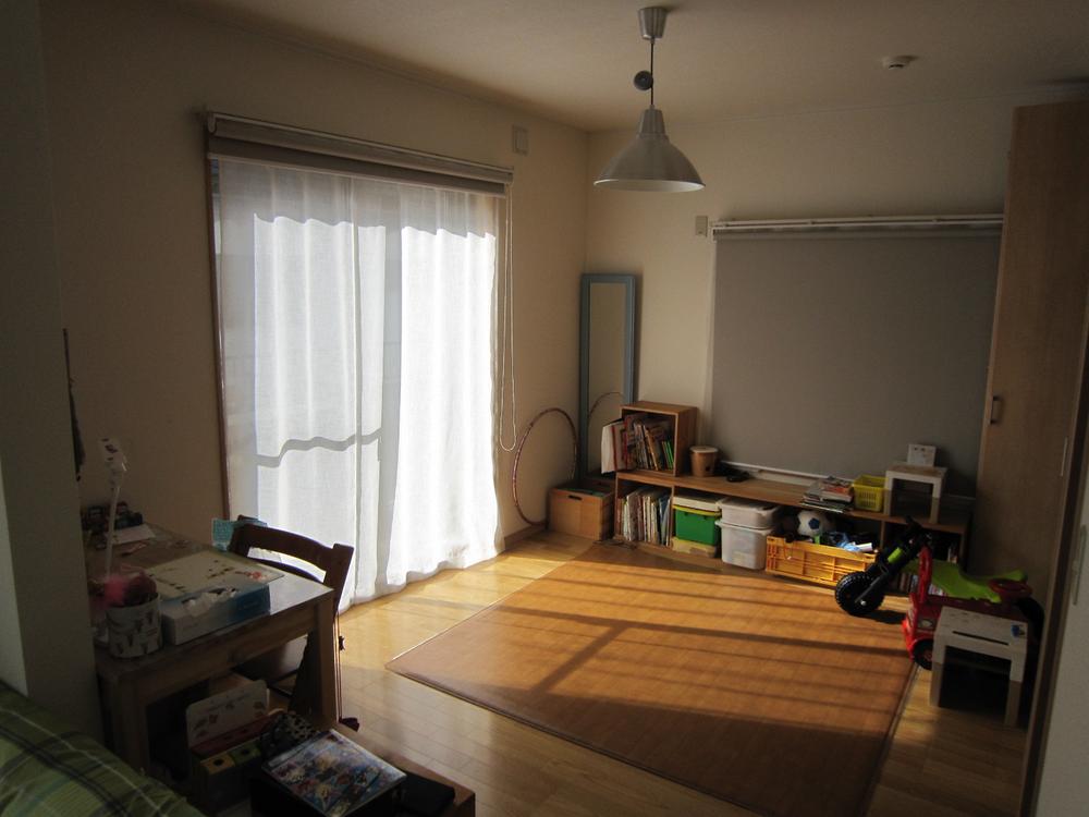Non-living room. Space is adjacent to the living room, which also active as a study space for children. 