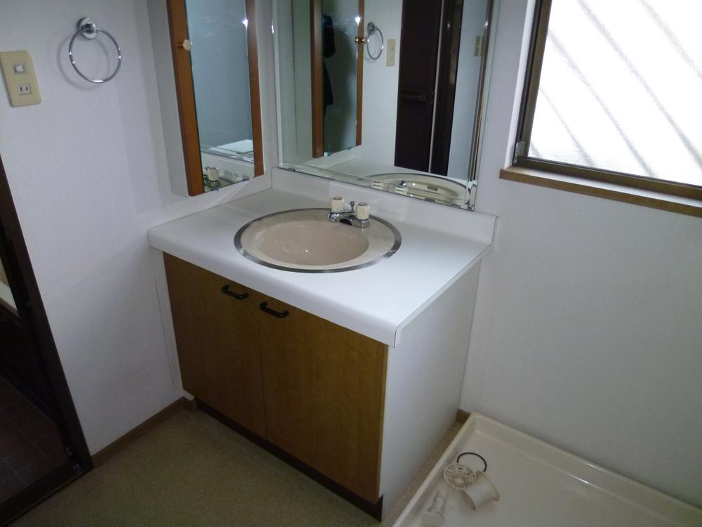 Wash basin, toilet