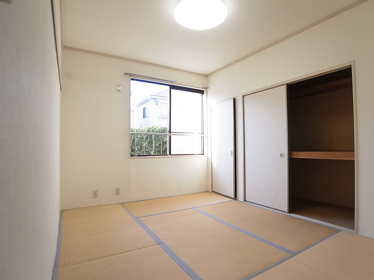 Other room space. Japanese-style room. In closet storage, You can use the room spread. 