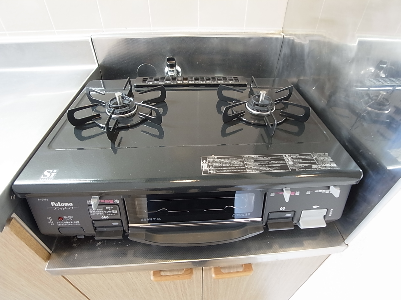 Kitchen. Get the gas stove. Since the city gas, Gas stove is also profitable