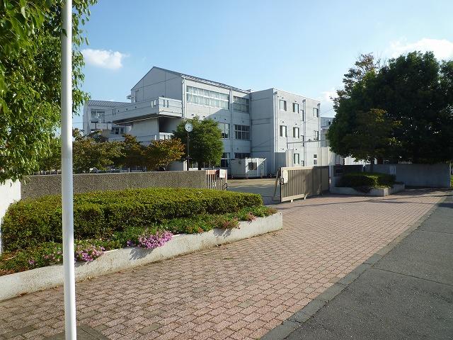 Junior high school. Moriya Municipal Keyakidai until junior high school 776m