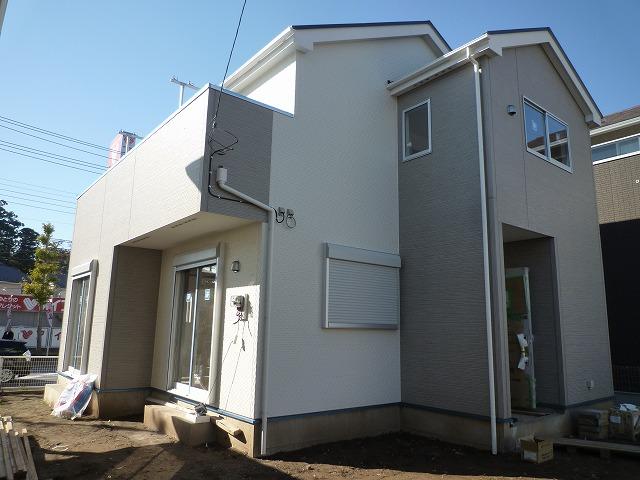 Local photos, including front road. Local (11 May 2013) shooting Building 2