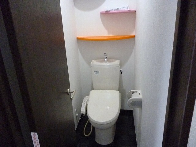 Toilet. Warm water washing toilet seat ・ Cute and colorful shelf