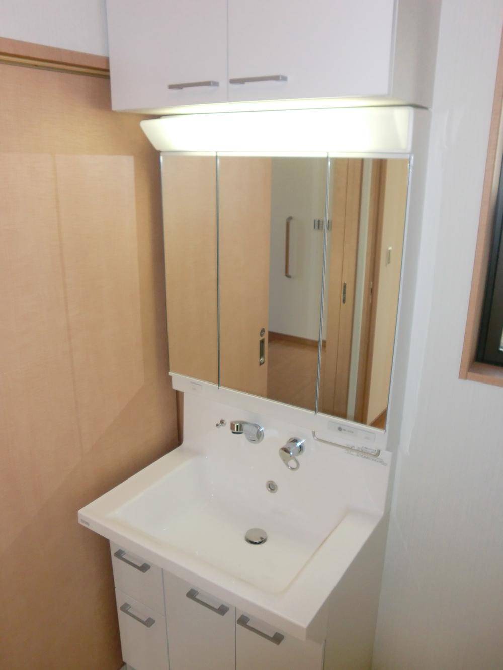 Wash basin, toilet. Washbasin with shower faucet