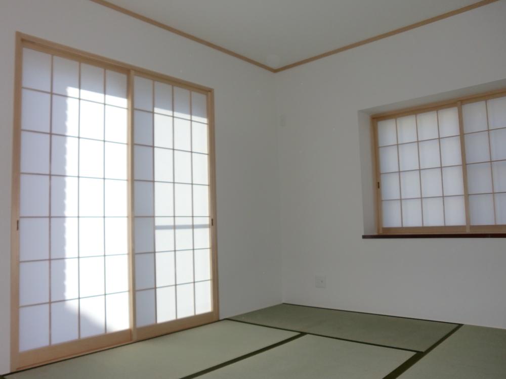 Other introspection. A calm moment in the Japanese-style room