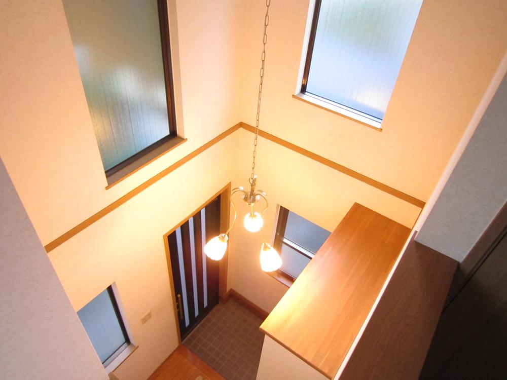Entrance. Spreads high enough to look up and open the entrance door atrium.