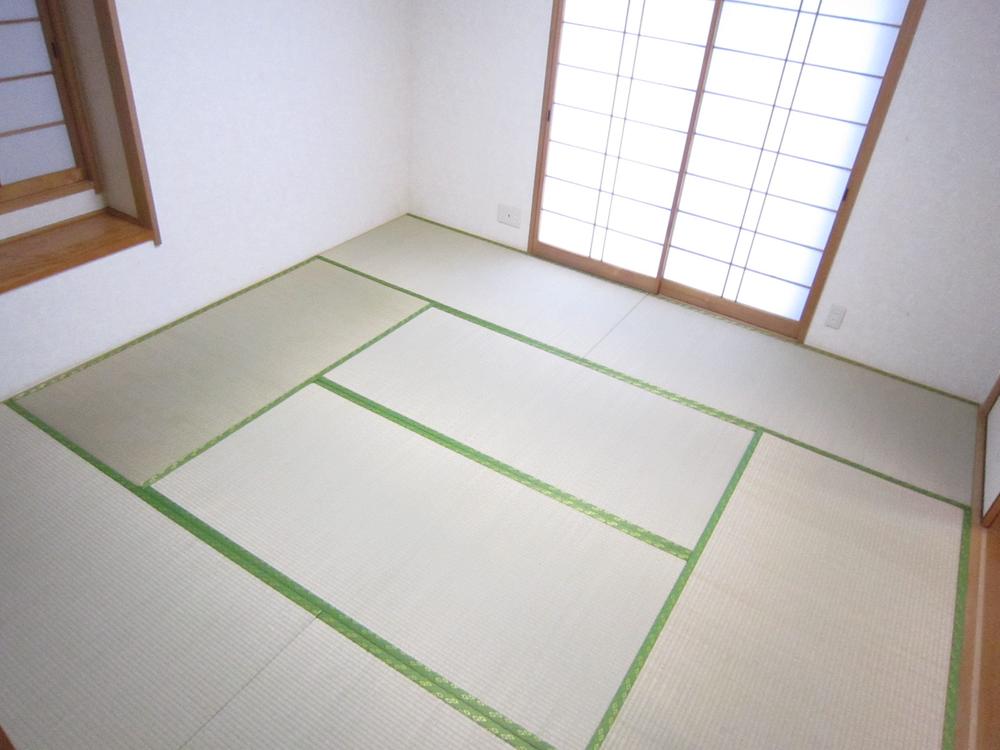 Other introspection. There is a spacious Japanese-style room 8 quires of the first floor.