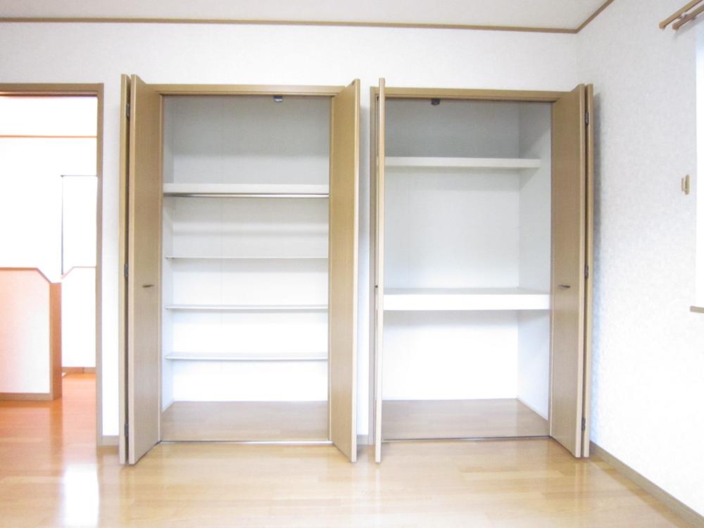 Receipt. Second floor Western-style closet. Shelf for easy storage is provided.