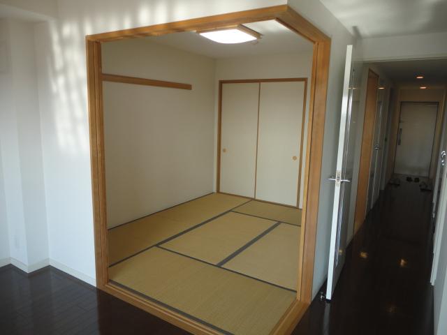 Non-living room.  ◆ Good Japanese-style user-friendly corner is opened.