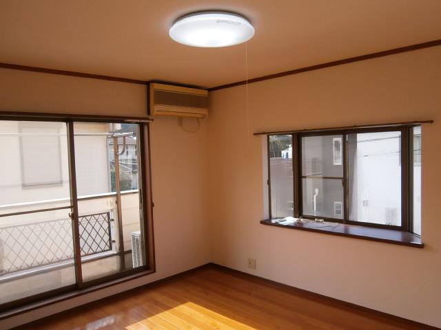 Non-living room. Western-style room of the second floor corner room, It has been re-covered flooring!
