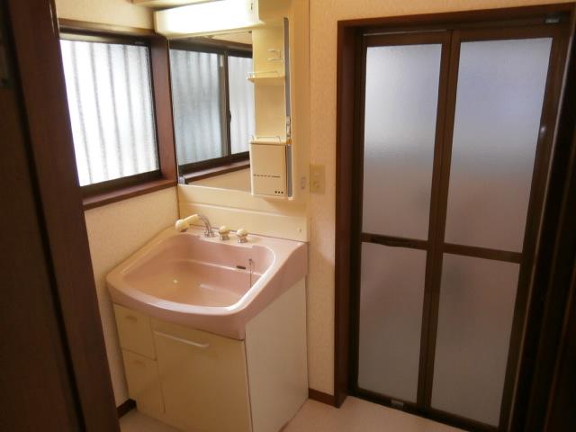 Wash basin, toilet. Interior