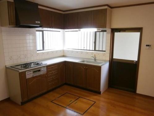 Kitchen. Easy-to-use kitchen in the L-shaped!