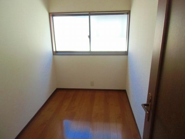 Receipt. Closet that can be ventilated because there is a window!