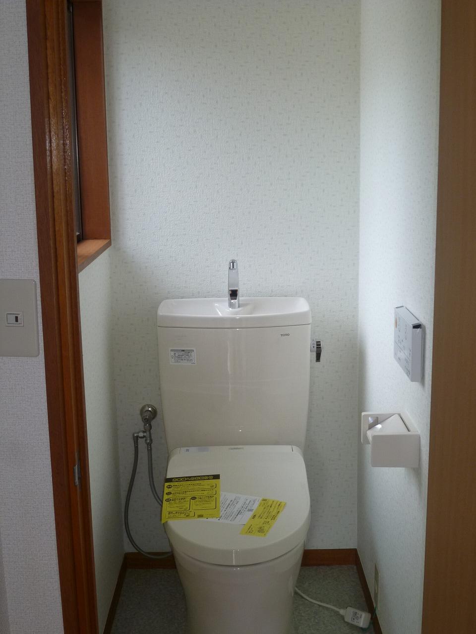Non-living room. Second floor toilet (October 2013) Shooting