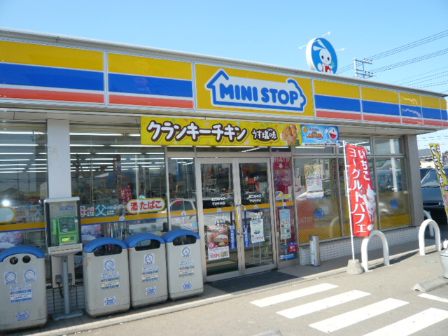 Convenience store. MINISTOP up (convenience store) 438m