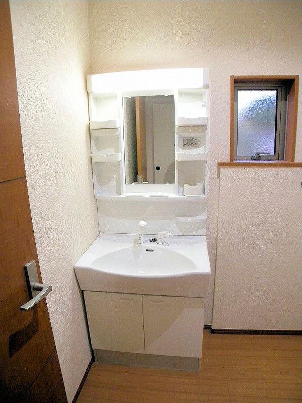 Wash basin, toilet. Indoor (11 May 2013) Shooting