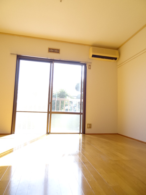 Living and room. There is air-conditioned one for Western and Japanese-style room! 