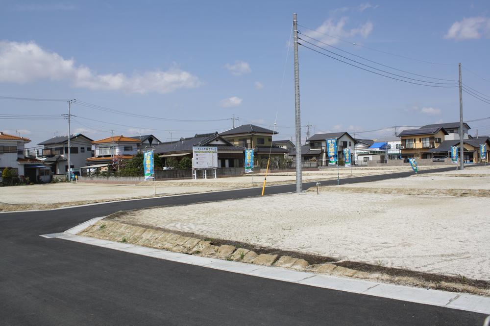 Local photos, including front road. Open without any tall building on adjacent land. Slow ~ All sections is positive per well in Ya Kana south slope. 