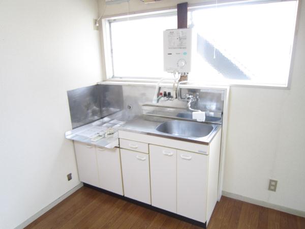 Kitchen. kitchen ・ Instant water heater ・ Shower ・ With window