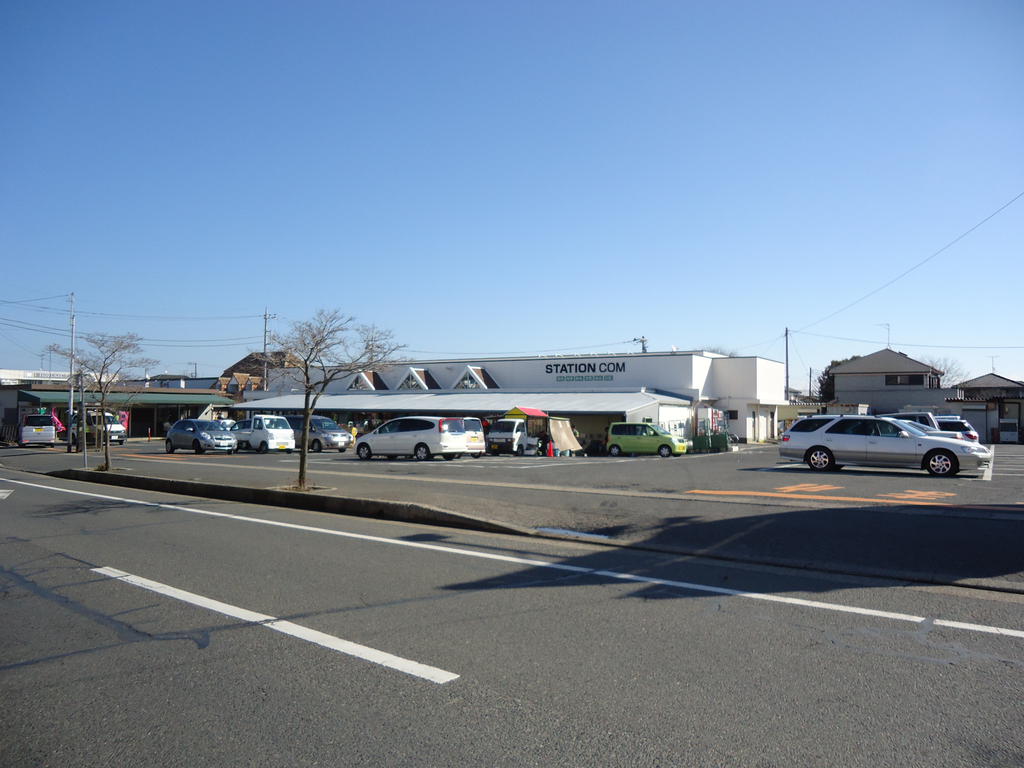 Supermarket. 750m to Japan meat Tokai store (Super)