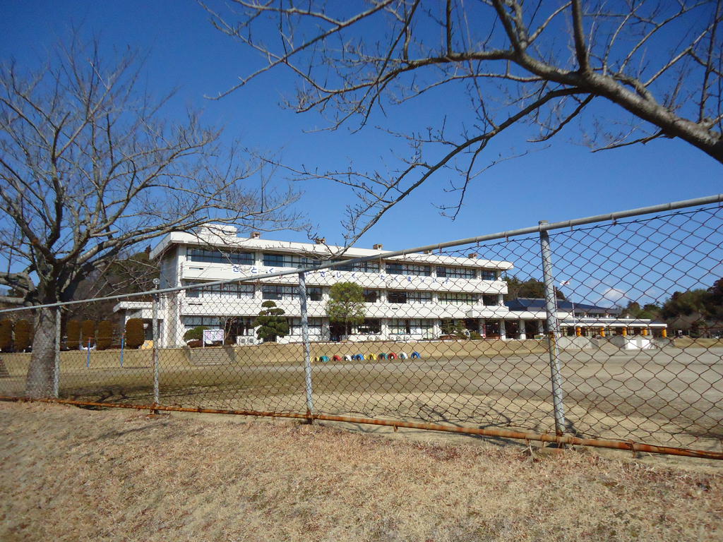 Primary school. 1831m to Tokai-mura stand Muramatsu elementary school (elementary school)