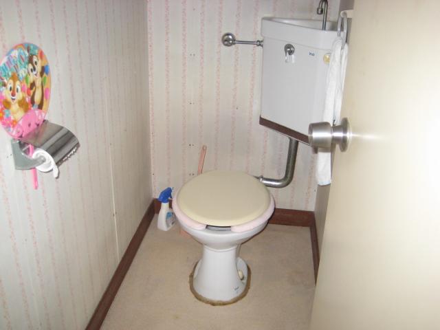 Toilet. Toilet bowl ・ It is to be replaced to those with a hot water wash on the toilet seat both. 