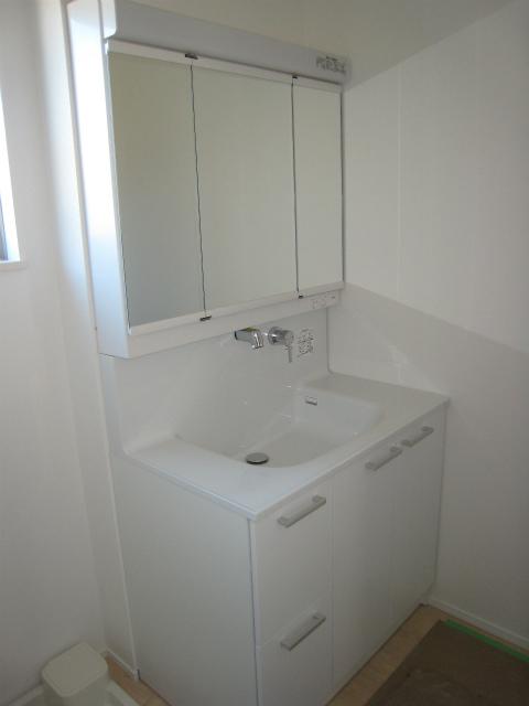 Wash basin, toilet. Indoor (11 May 2013) Shooting