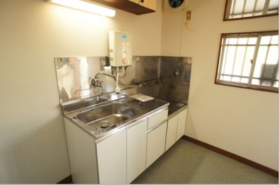 Kitchen. With a gas water heater / Bright kitchen has a window ☆ 