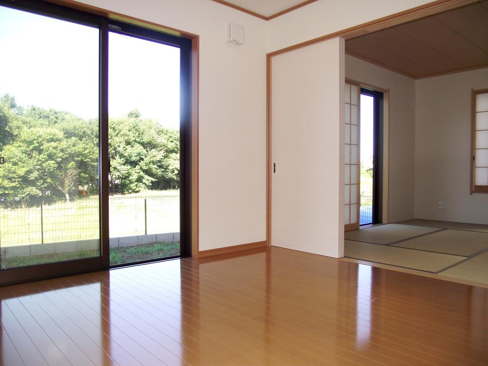 Same specifications photos (living)