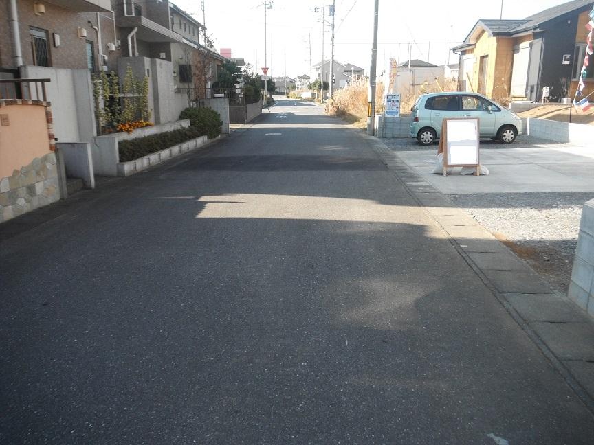 Local photos, including front road. South 6m public road