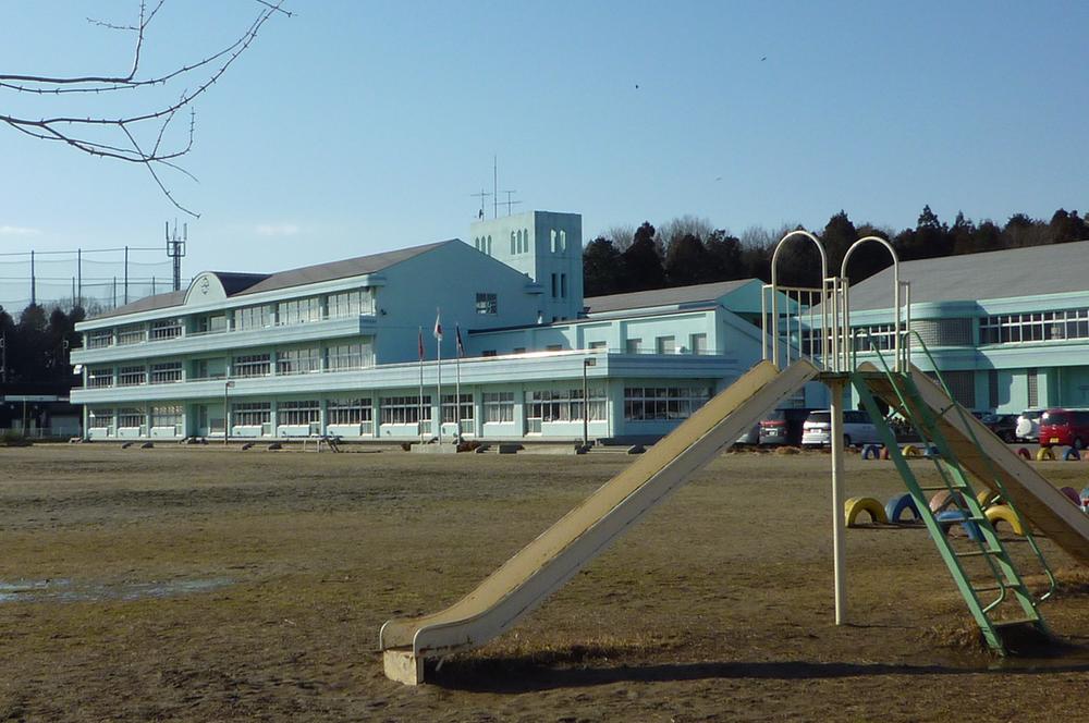 Primary school. Ryugasaki Municipal Kubodai to elementary school 1042m