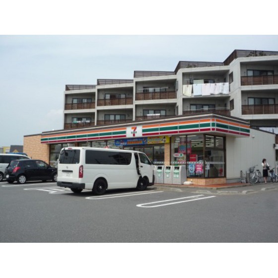 Convenience store. 570m to Seven-Eleven (convenience store)