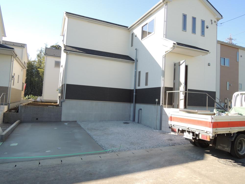 Local photos, including front road. Local (November 21, 2013) Shooting